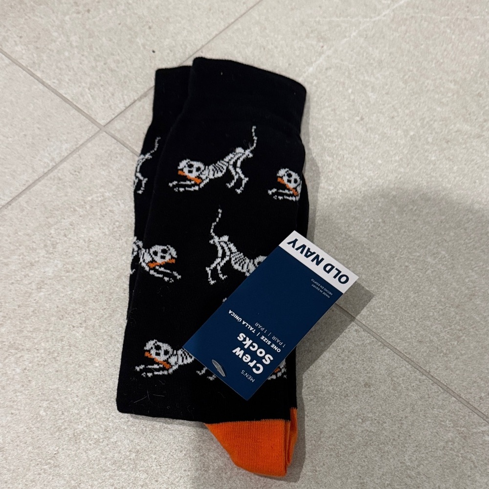 NEW MEN’s Old Navy Black and Orange Skeleton Halloween crew socks